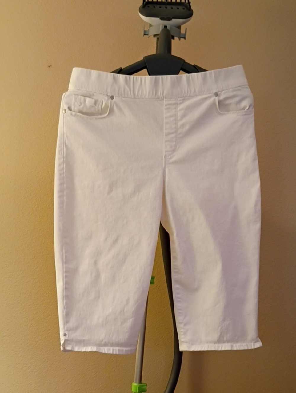 Gloria Vanderbilt White Stretch Capri Pants